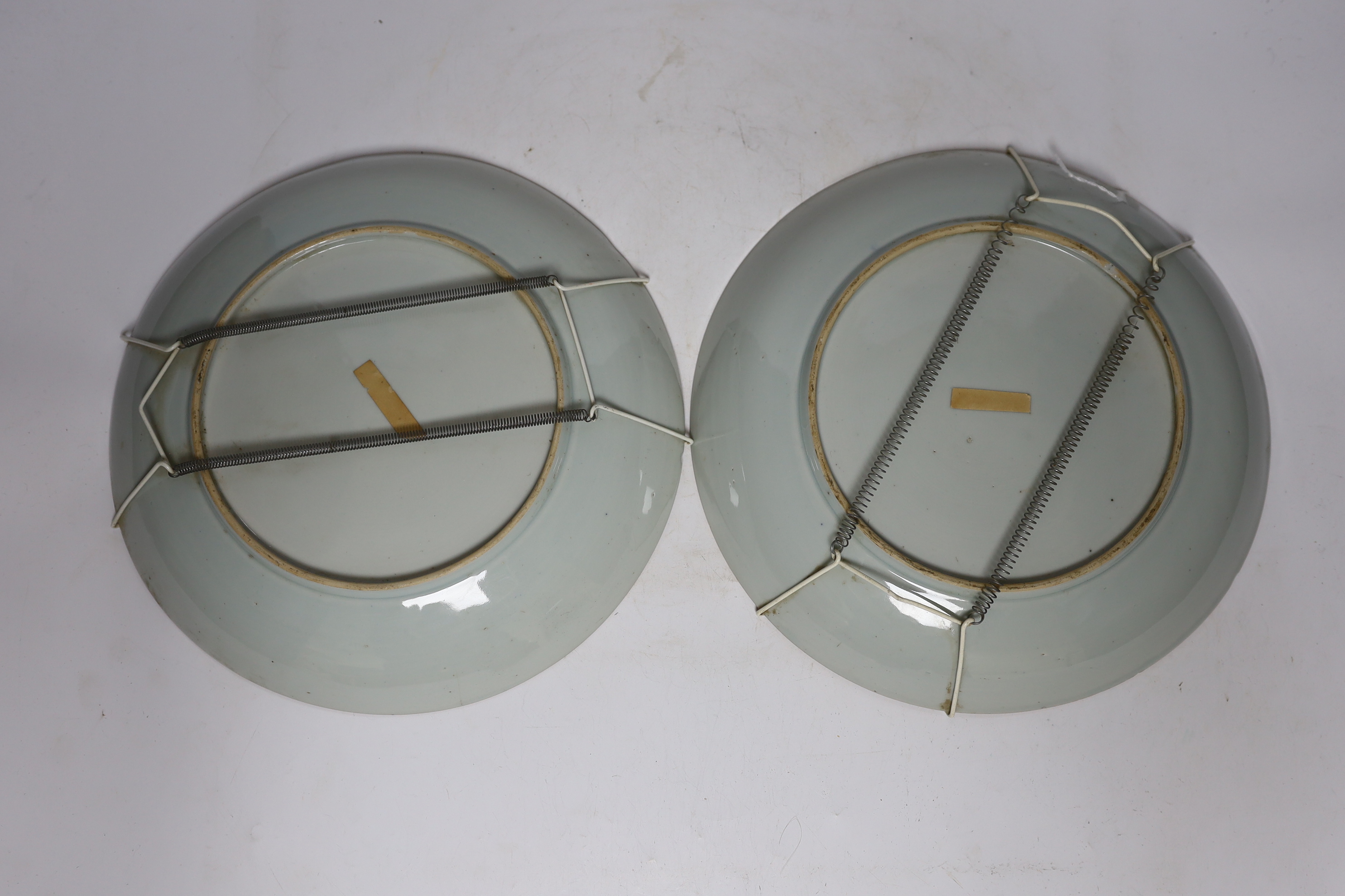 A pair of Chinese Imari dishes, Qianlong period, 28cm in diameter